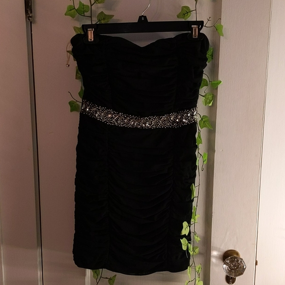 Nikibiki strapless prom dress - Picture 1 of 5